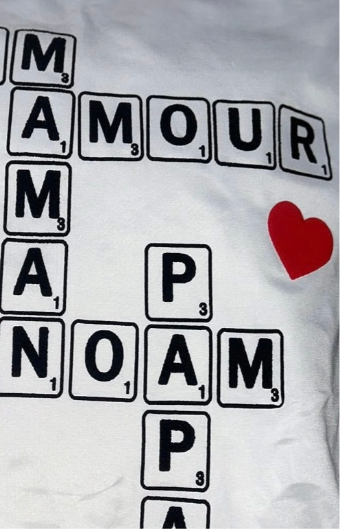 Coussins scrabble personnalisés : l’art de décorer avec émotion