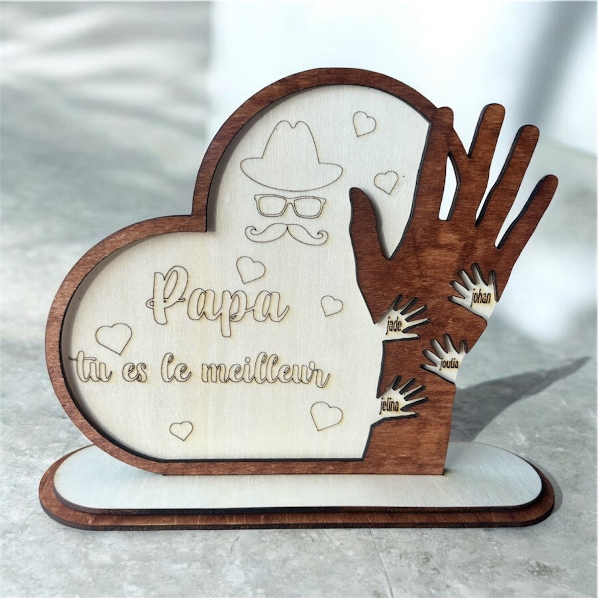 Cadeau Fête des Pères personnalisé en bois – Main avec prénoms enfants et cœur Ô cadeau unique