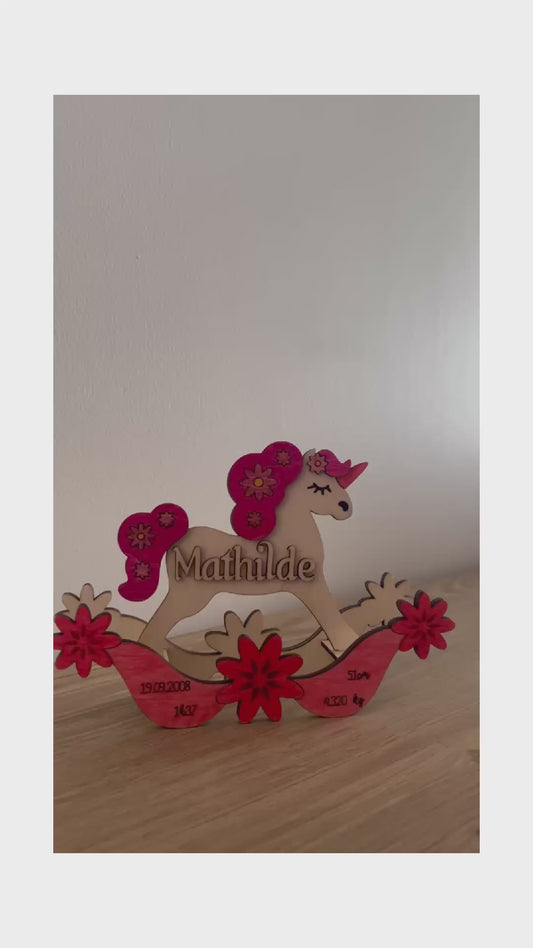 Cheval à bascule personnalisé – Souvenir de naissance unique