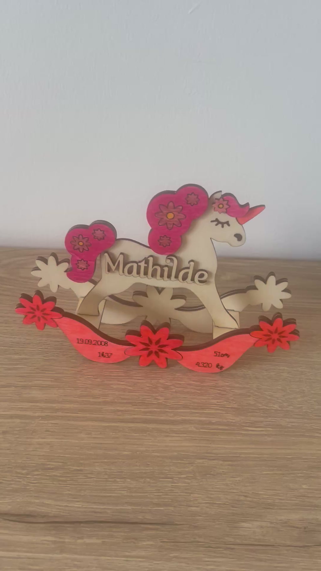 Cheval à bascule personnalisé – Souvenir de naissance unique