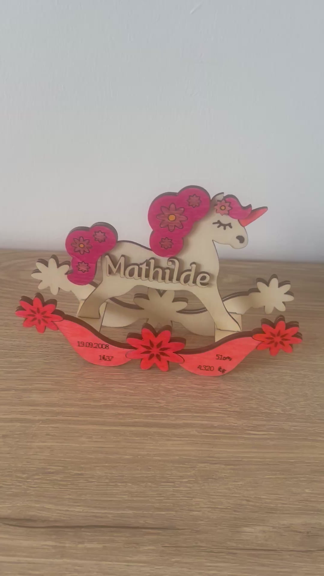 Cheval à bascule personnalisé – Souvenir de naissance unique
